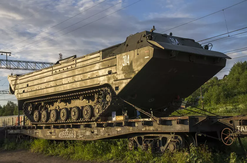 Украинские военные показали, как пересекали реку на гусеничном плавающем транспортёре ПТС-2
