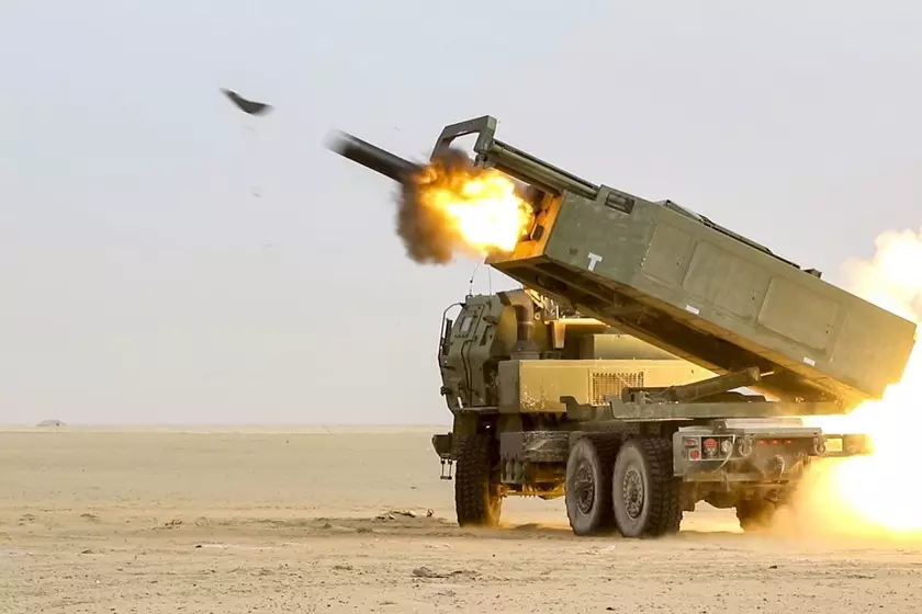 ВСУ с помощью HIMARS и высокоточных снарядов GMLRS уничтожили российскую базу с бронетехникой