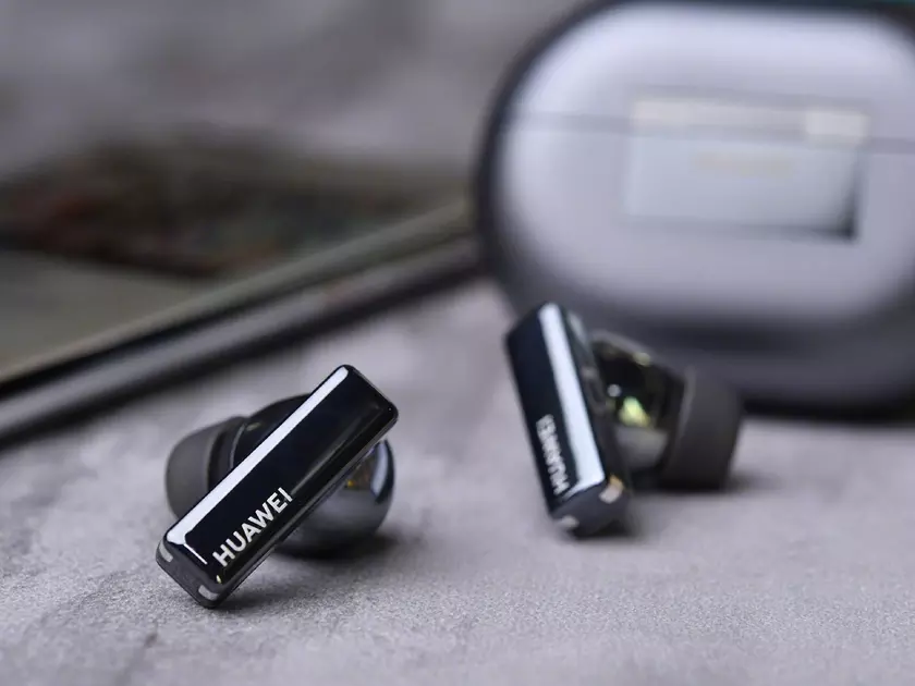 Huawei FreeBuds Pro появились на «живых» фотографиях с дизайном, как у Apple AirPods Pro