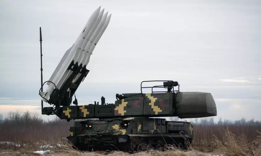 «Спрятавшийся» в тумане зенитно-ракетный комплекс «Бук-М1» атакует вражескую воздушную цель (видео)