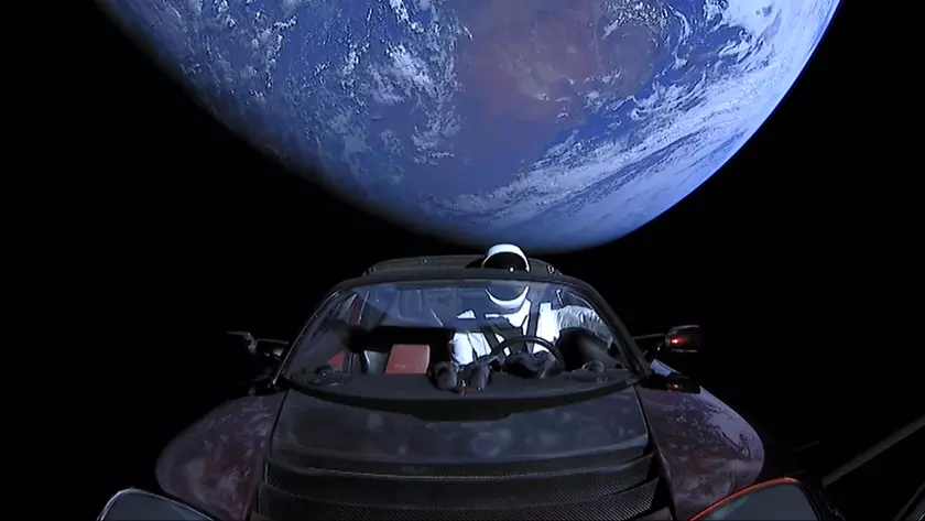 Tesla Roadster летает в космосе 5 лет – он преодолел более 4 млрд км, 3,5 раза облетел вокруг Солнца и сейчас находится на орбите Марса