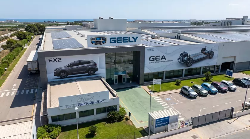 Компактный электрический кроссовер Geely EX2