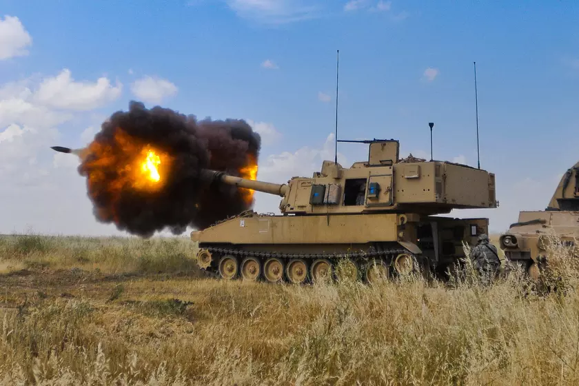 ВСУ получат 1000 артиллерийских 155-мм снарядов RAAM для САУ M109 и гаубиц M777, c помощью них можно будет уничтожать танки противника