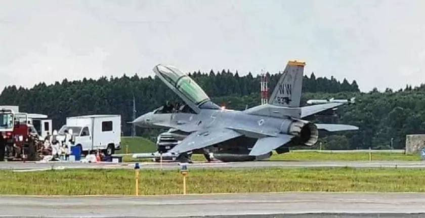 ВВС США расследуют чрезвычайную ситуацию с истребителем F-16D Fighting Falcon на авиабазе в Японии