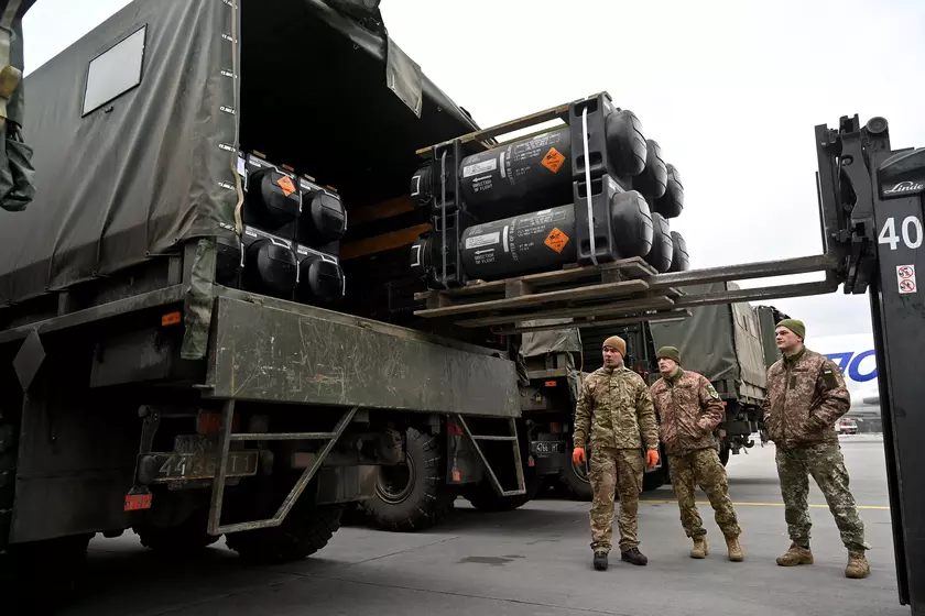 Боеприпасы для HIMARS, контрбатарейные радары, системы противодействия БПЛА и мины Claymore: Джо Байден подписал новый пакет военной помощи для Украины на $600 000 000