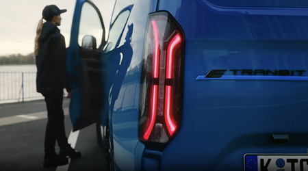The new Ford Pro Delivery Assist system automatically turns off the engine, closes windows, locks doors and activates the emergency alarm when delivery van drivers make stops