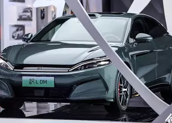 BYD Han L electric sedan can be charged with two cables at the same time