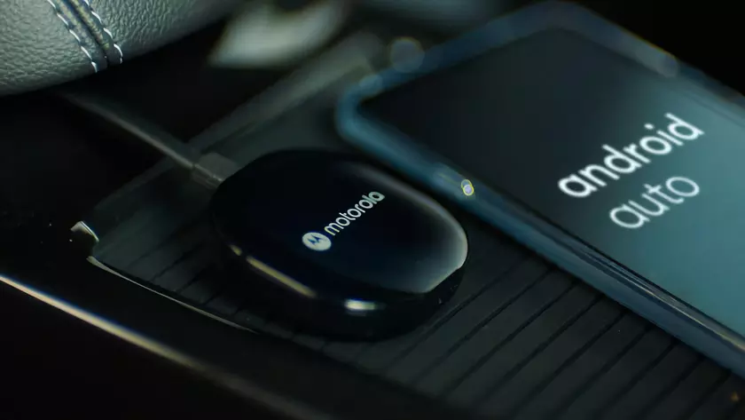 Motorola MA1 на Amazon: устройство за $99, которое позволяет использовать Android Auto в машине беспроводным способом