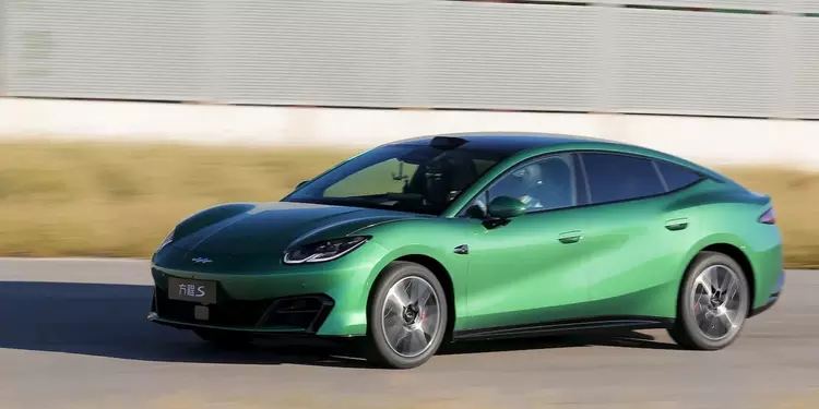 BYD представила електроседан дешевший за Tesla ...