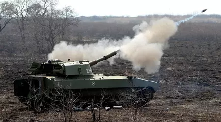 FPV-дрон розірвав на дві частини замасковану російську самохідну гаубицю 2С1 "Гвоздика"