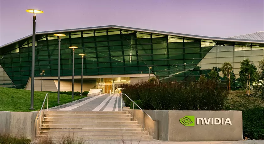 Логотип Nvidia на стеклянном фасаде здания