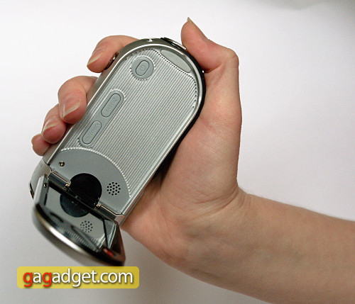 samsung_hmx-r10_in_hand.jpg