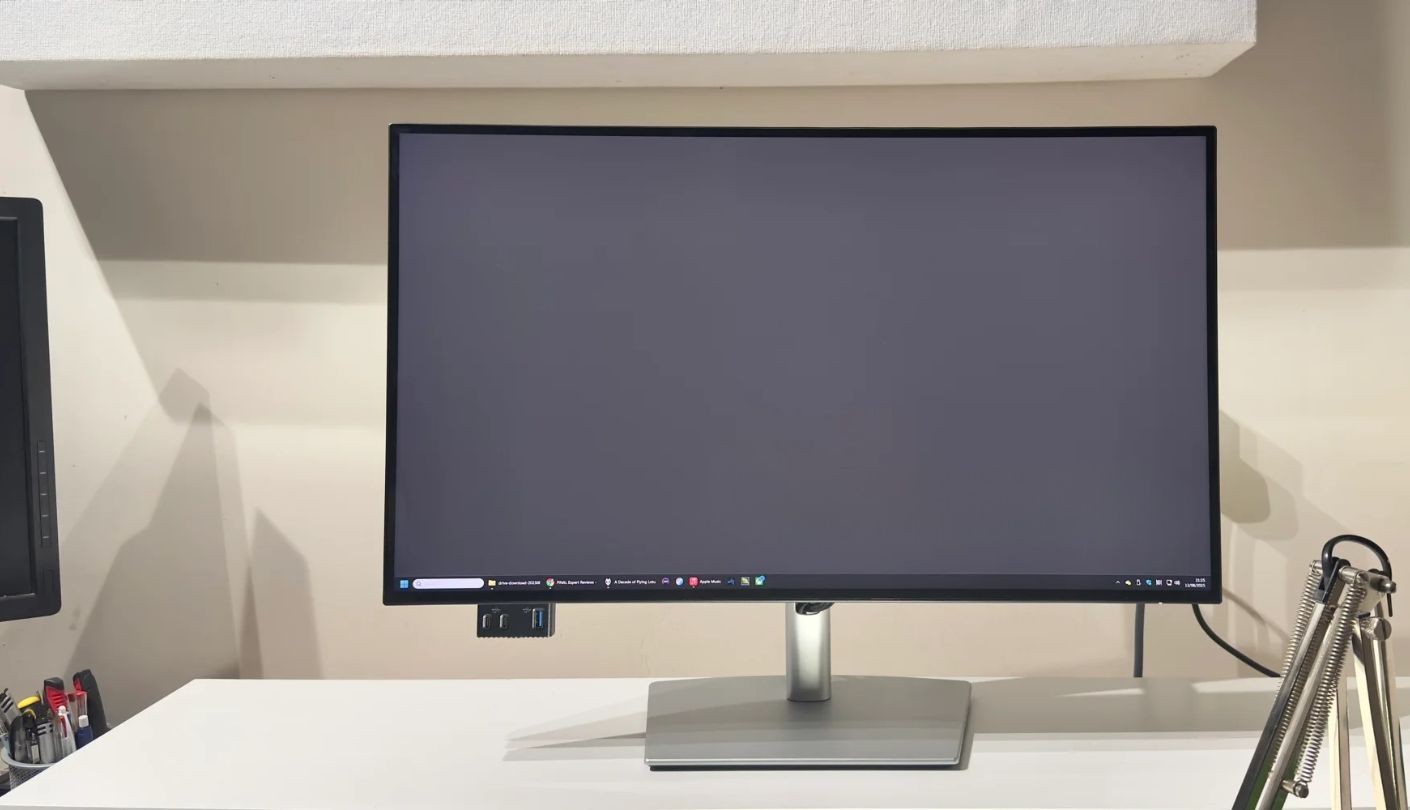Dell UltraSharp U2725QE home office monitor