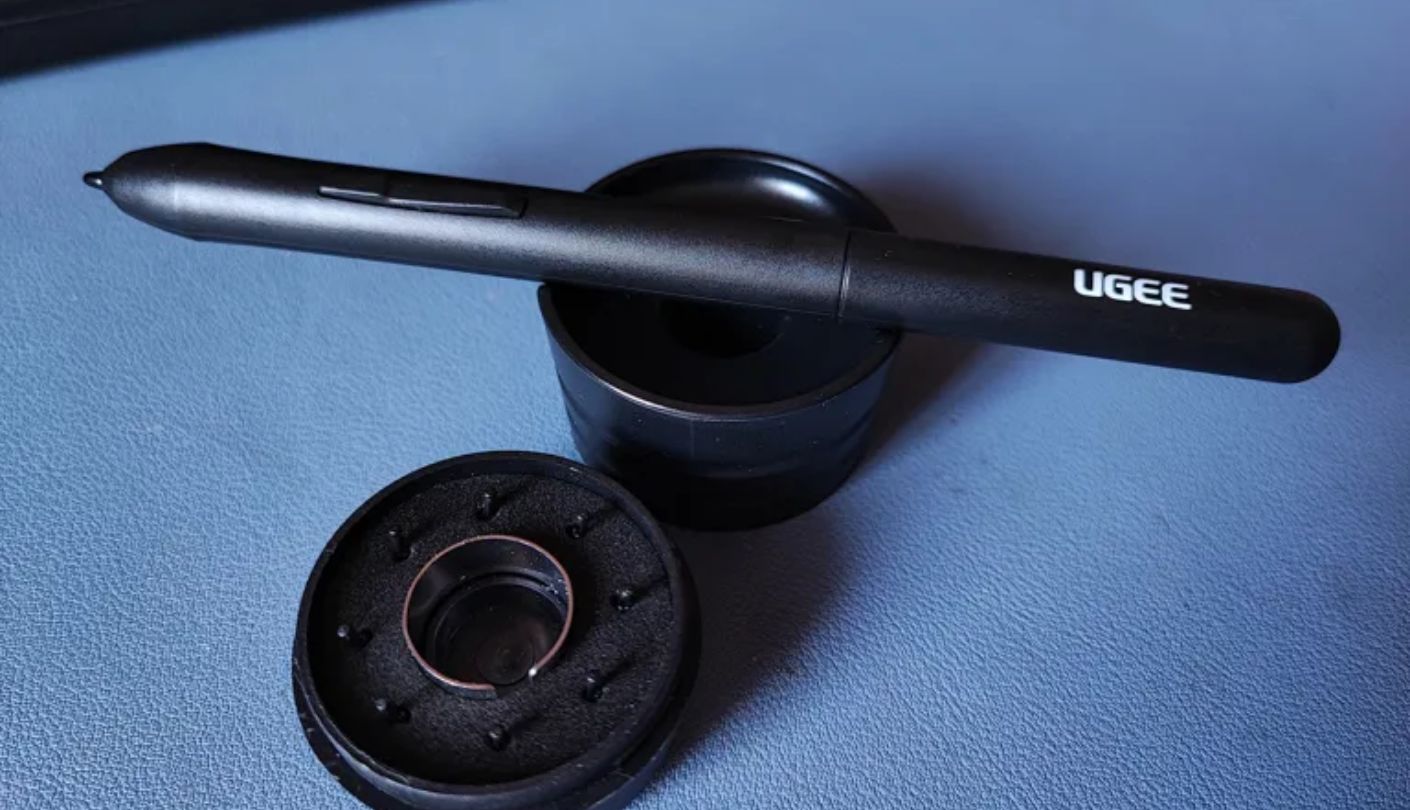 UGEE M708 V3 drawing tablet with screen