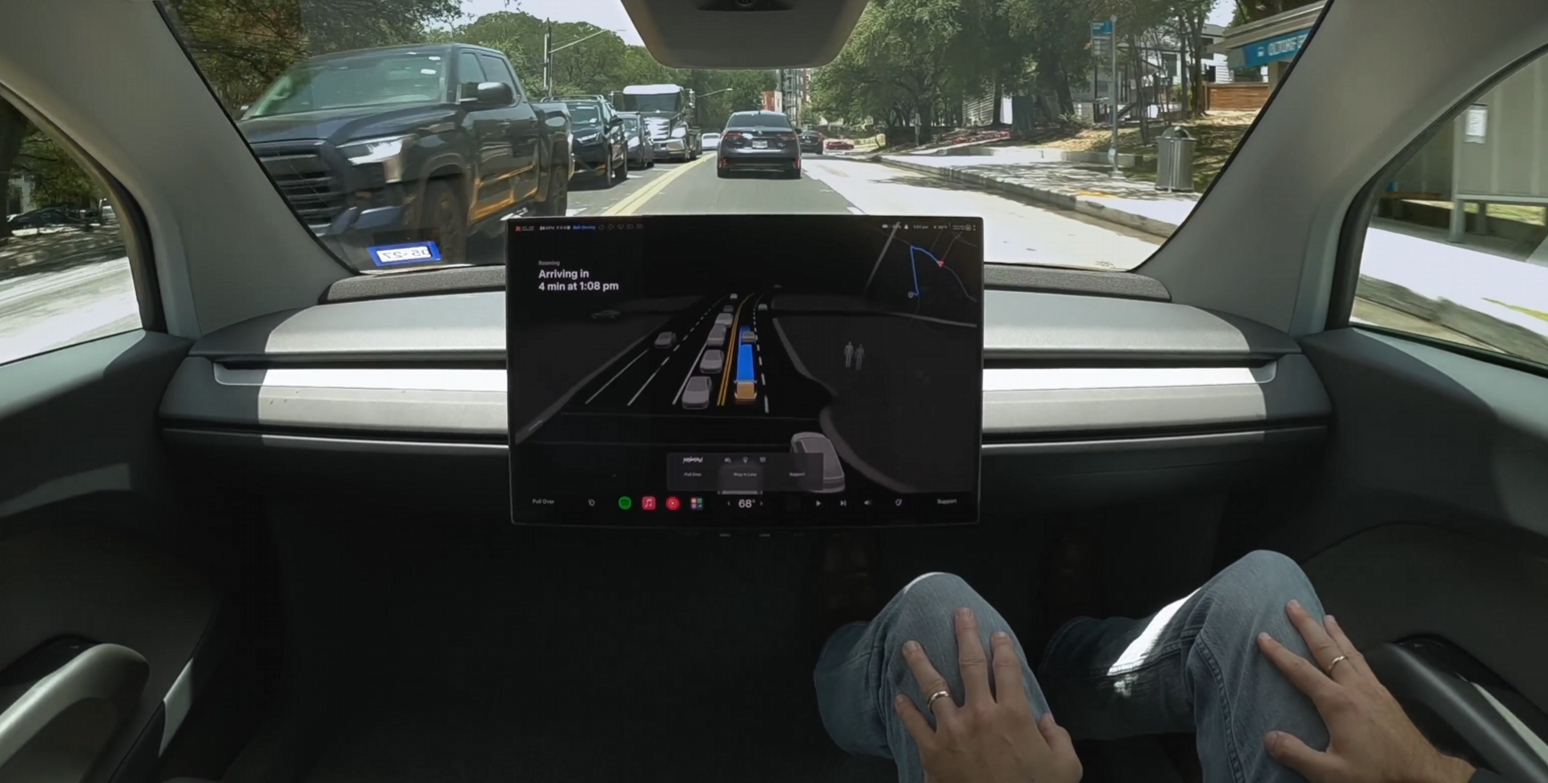 Интерфейс Tesla FSD на экране электромобиля