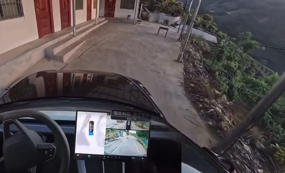 Tesla FSD на гірській дорозі