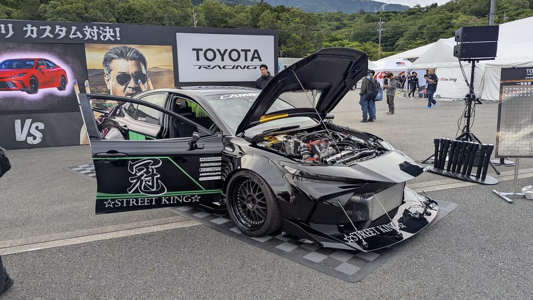 Задня частина експериментальної Camry
