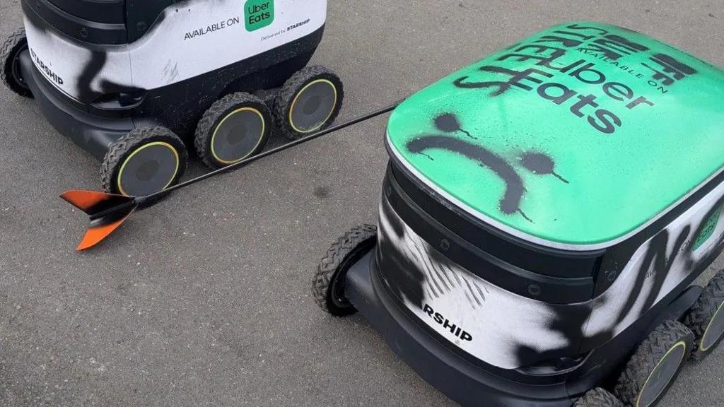 Un robot livreur Starship dans les rues de Sheffield. Photo : JJ Eteson