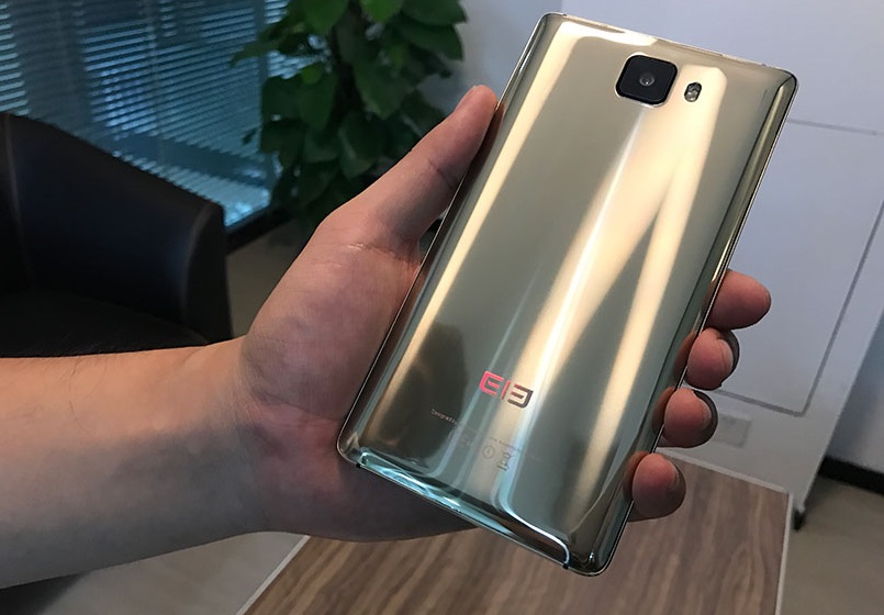 Безрамочный и золотой Elephone S8 появился на видео