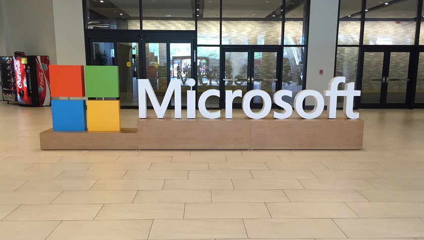 Microsoft представила ОС Windows 10 S, ноутбук Surface Laptop и гнущуюся мышку Surface Arc Mouse