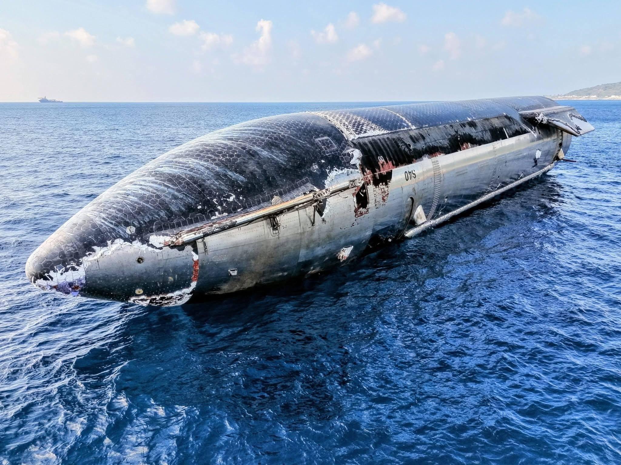 Starship Ship 40 біля острова