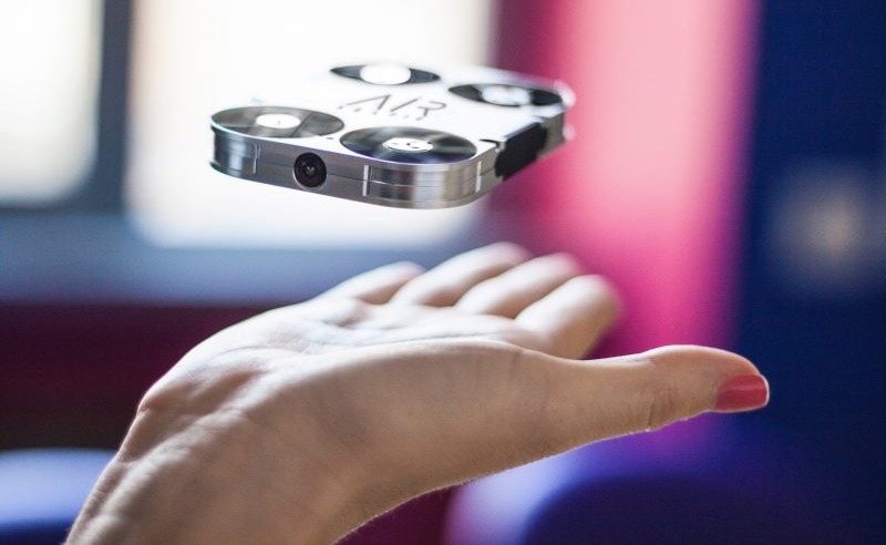 Дрон для селфи AirSelfie помещается в кармане