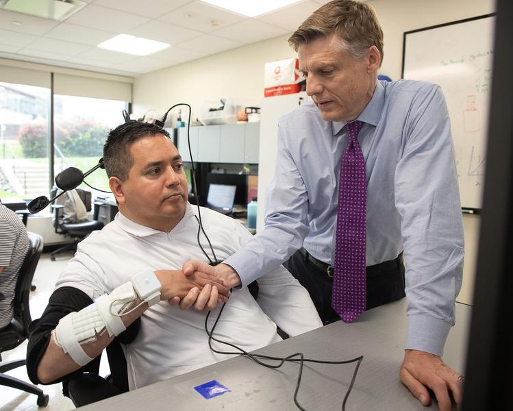 Keith Thomas lors des essais cliniques. Photo : Feinstein Institutes for Medical Research