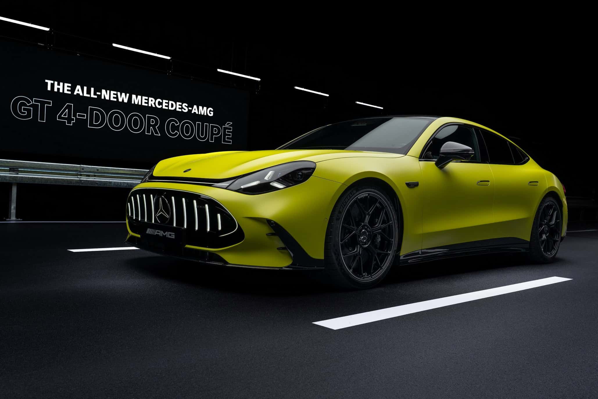 Электрический Mercedes-AMG GT 4-Door Coupe на трассе