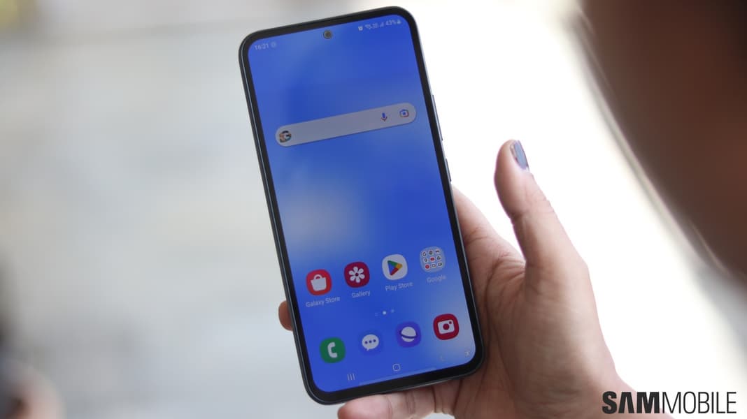 Смартфон Samsung Galaxy A54 на робочому столі