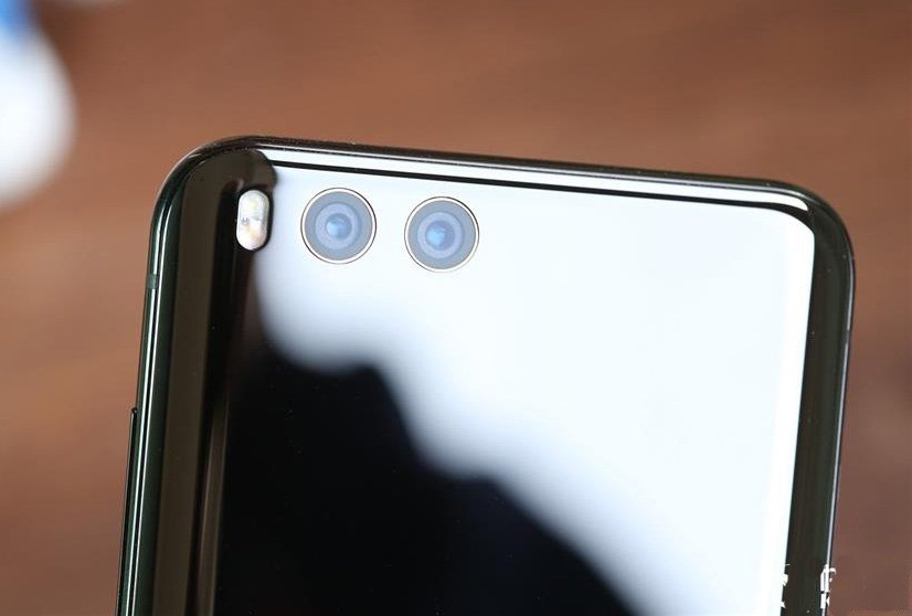 Появились фотографии задней крышки Xiaomi Mi 6 Plus