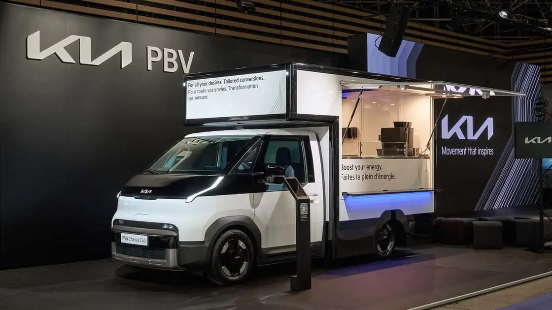 Електричне шасі Kia PV5 на зарядці