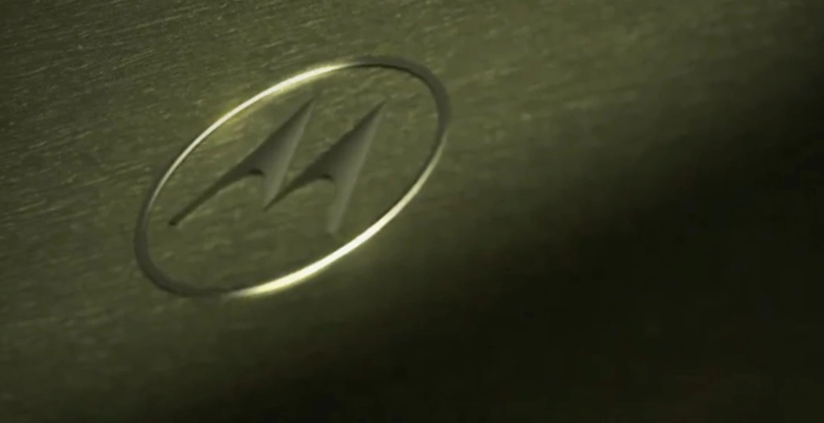 The Motorola Signature 27's lens ring confirms 200MP, 100x Super Zoom, Dolby Vision, and Sony LYTIA branding.