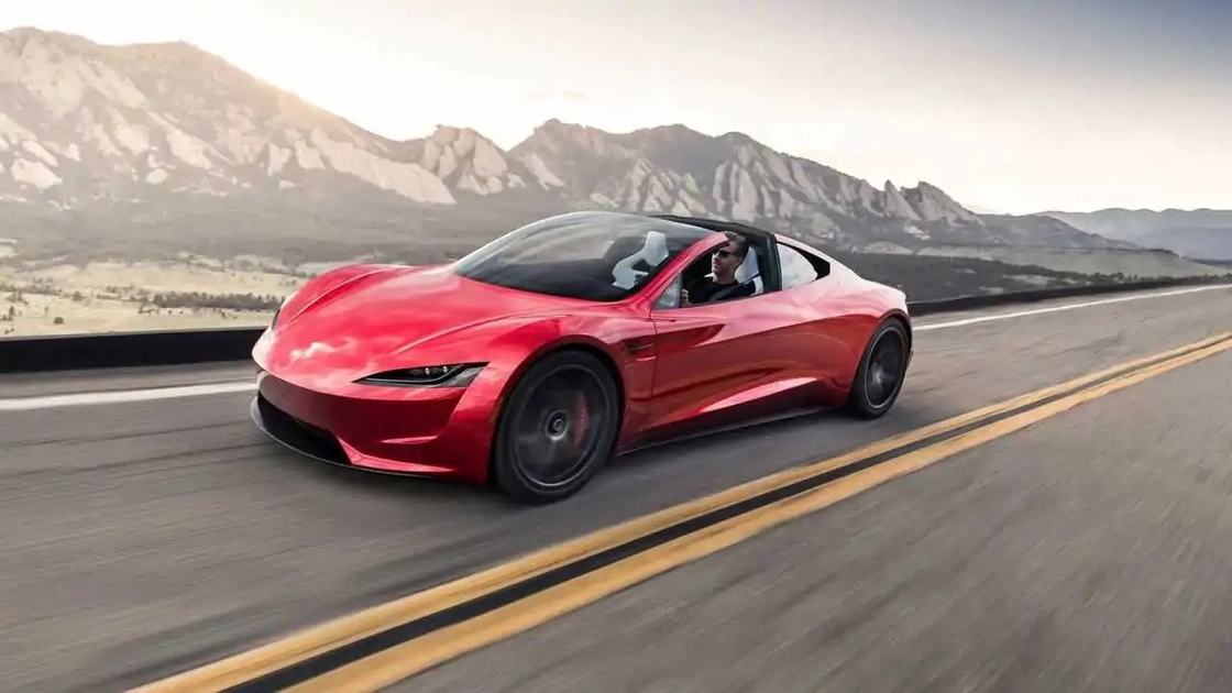 Червоний Tesla Roadster на дорозі