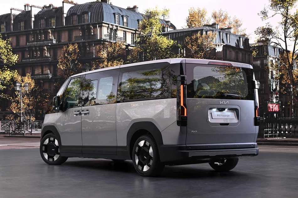 Kia PV7 ззаду-збоку на вулиці