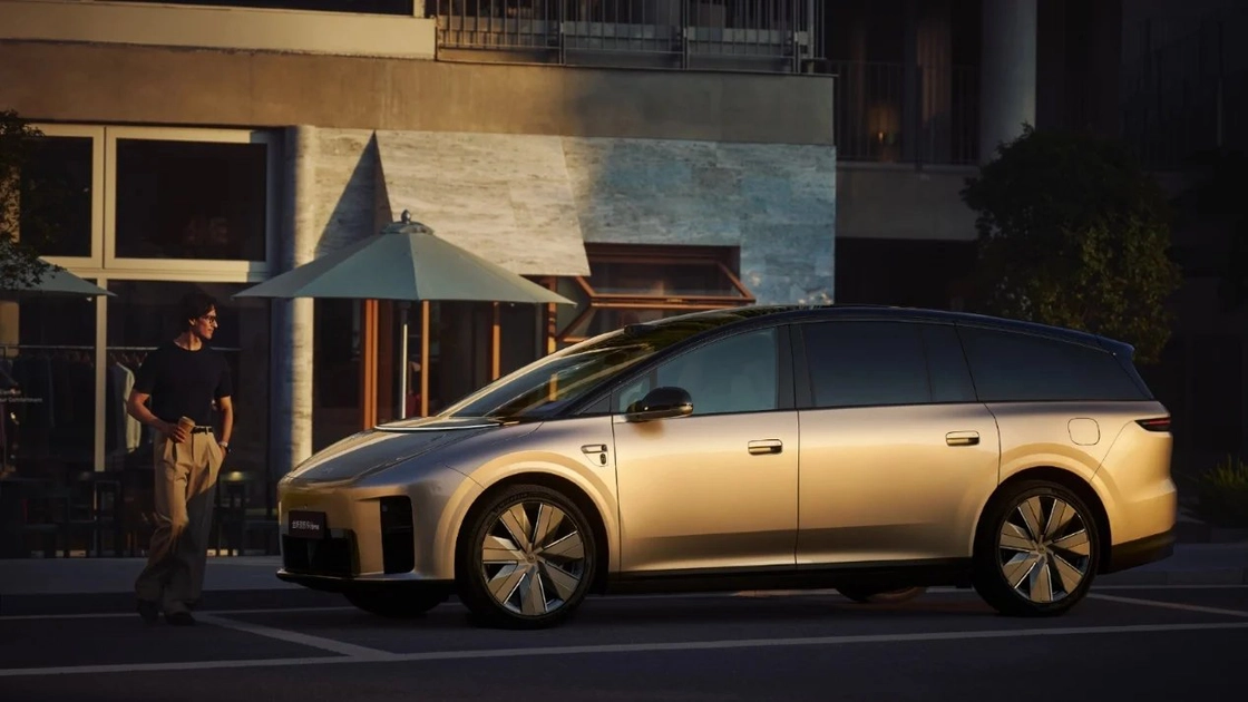 Li Auto i9 припаркований на вулиці ввечері