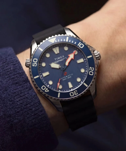 Version bracelet caoutchouc bleu portée au poignet