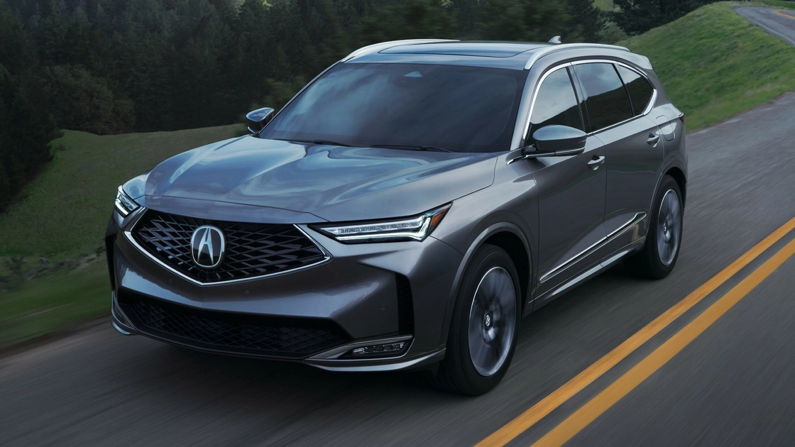 Acura MDX звичайної комплектації в русі