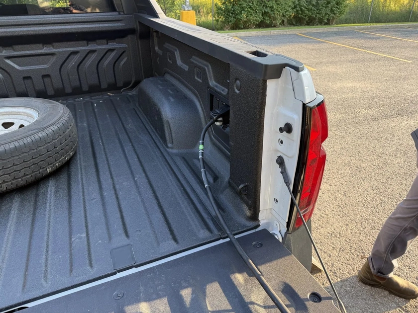 Розетка V2L в кузове Silverado EV для питания оборудования