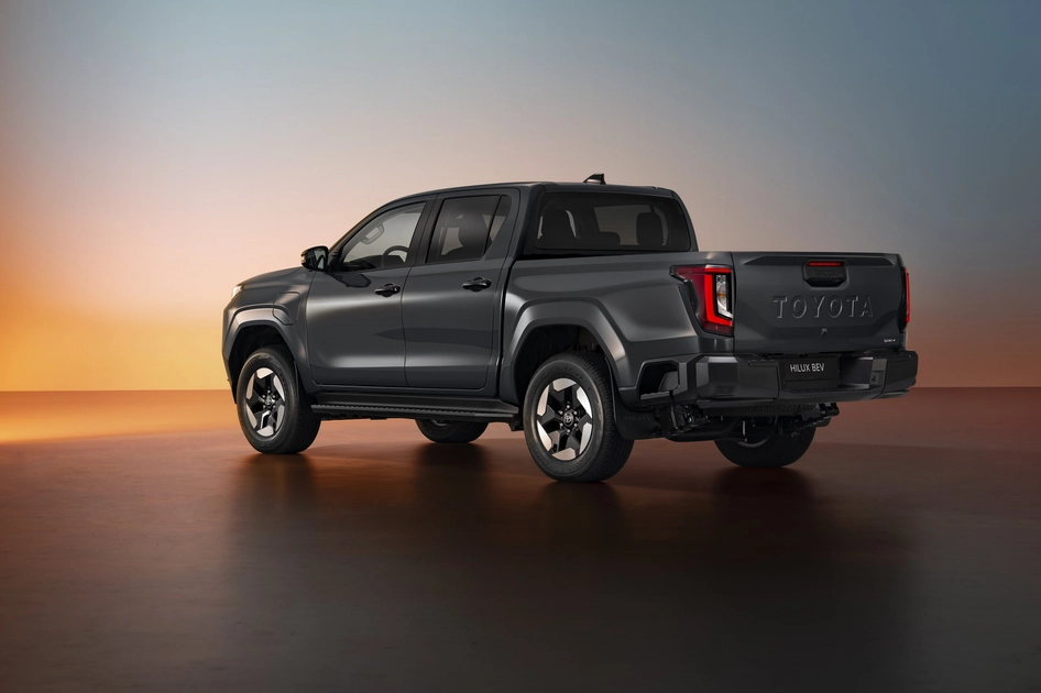 Hilux BEV сзади, показан грузовой кузов