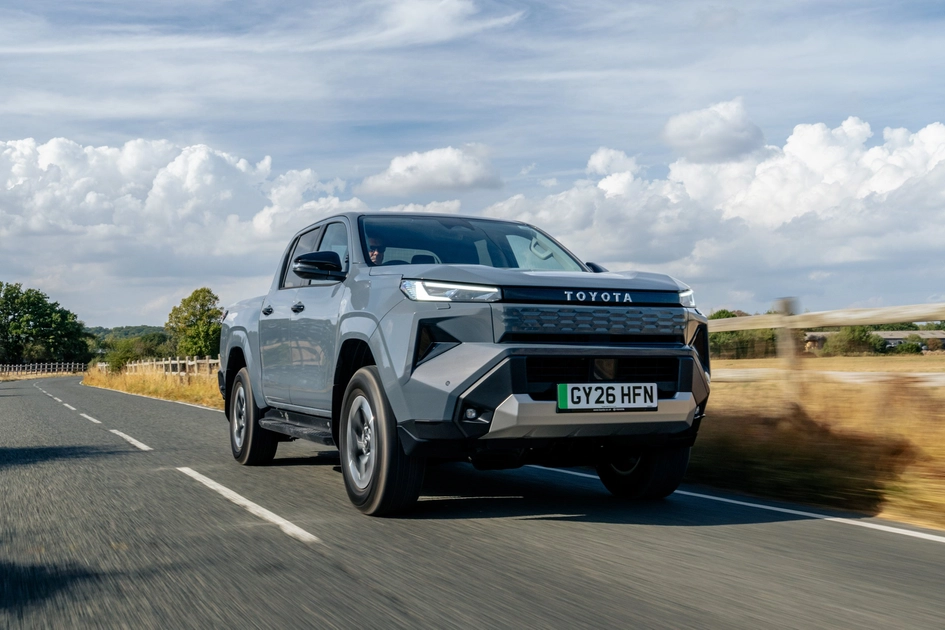 Электрический Hilux BEV в движении на британской дороге