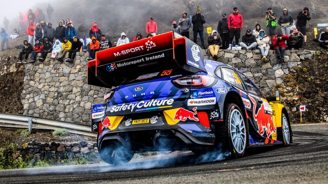 Ford Puma Rally1 на трассе ралли перед трибунами