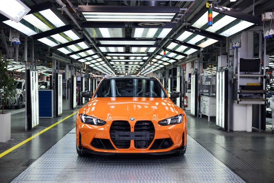 Фронтальний ракурс ювілейного BMW M3 на складальній лінії