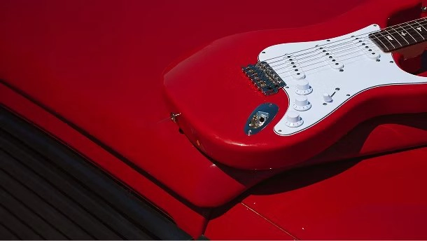 Гитара в цвете Sedona Red на капоте Defender
