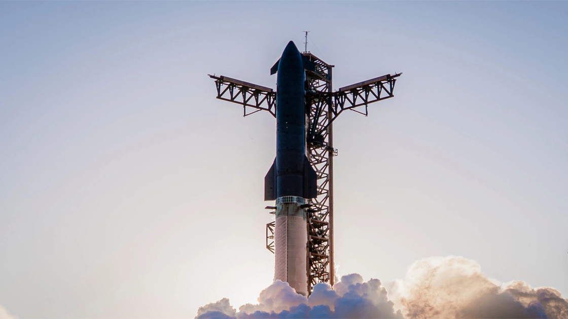 Starship atteint l'orbite pour la première fois : une étape clé pour la Lune, mais les pannes moteurs persistent