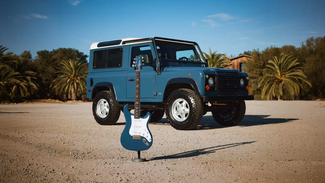 PRS Silver Sky Defender у кольорі Arles Blue поруч із Land Rover Defender