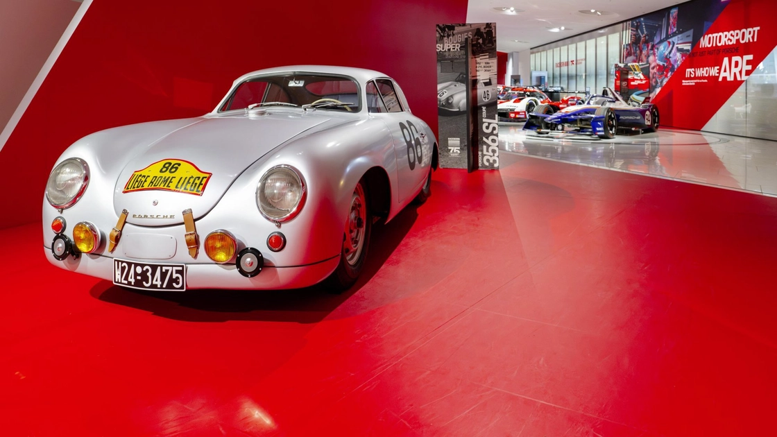 356 SL 1952 року з корпоративної колекції Porsche у музейній експозиції