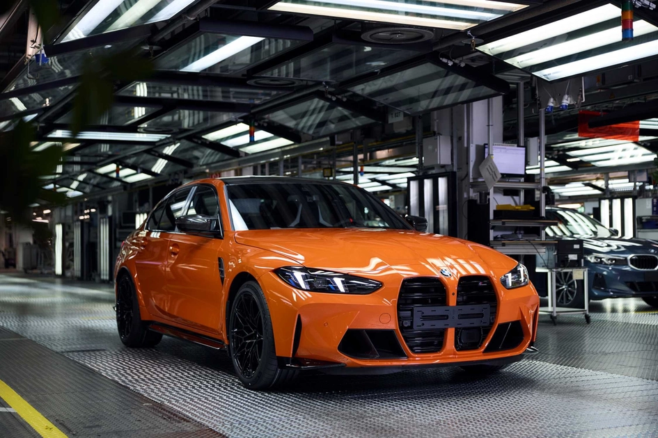 Ювілейний BMW M3 у забарвленні Feuerorange III на заводі в Мюнхені