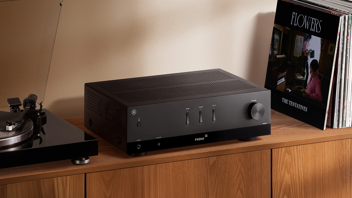 Yamaha R200A stereo receiver in black