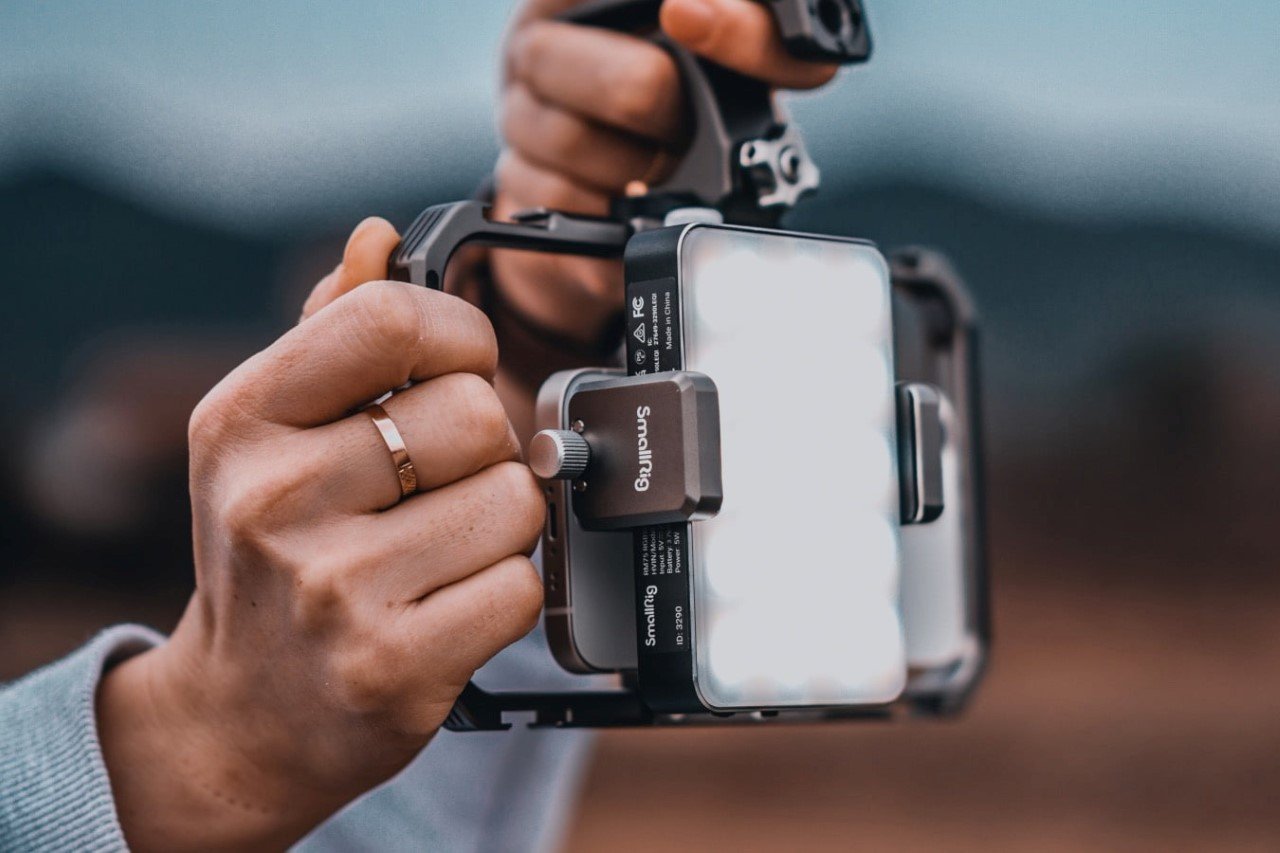 Turn your iPhone into a professional film-making setup with this modular phone-rig-4