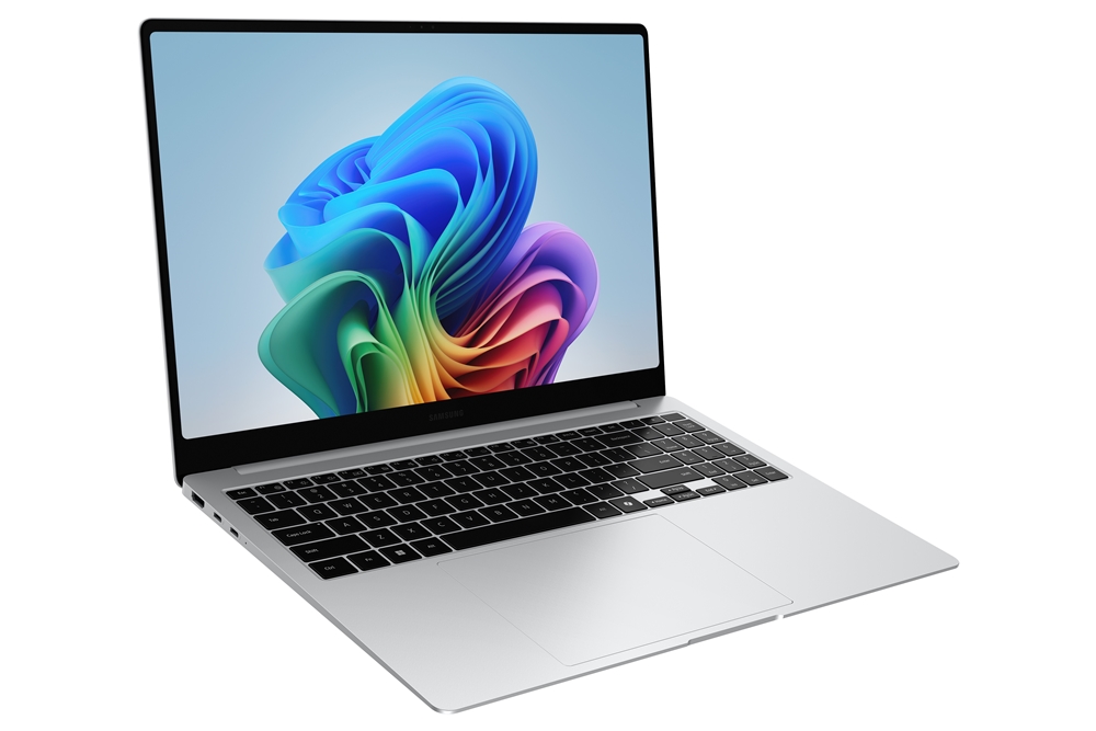 Samsung Galaxy Book 5 Pro - на столі